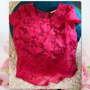 SHEER FLORAL RASPBERRY ZIP LACE SHORT-SLEEVE TOP M